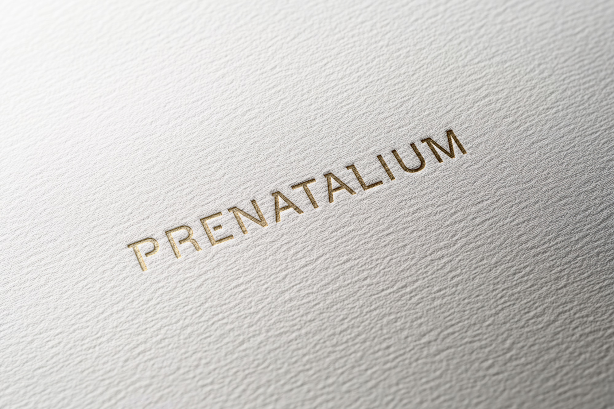 Tłoczone logo Prenatalium na papierze – identyfikacja wizualna