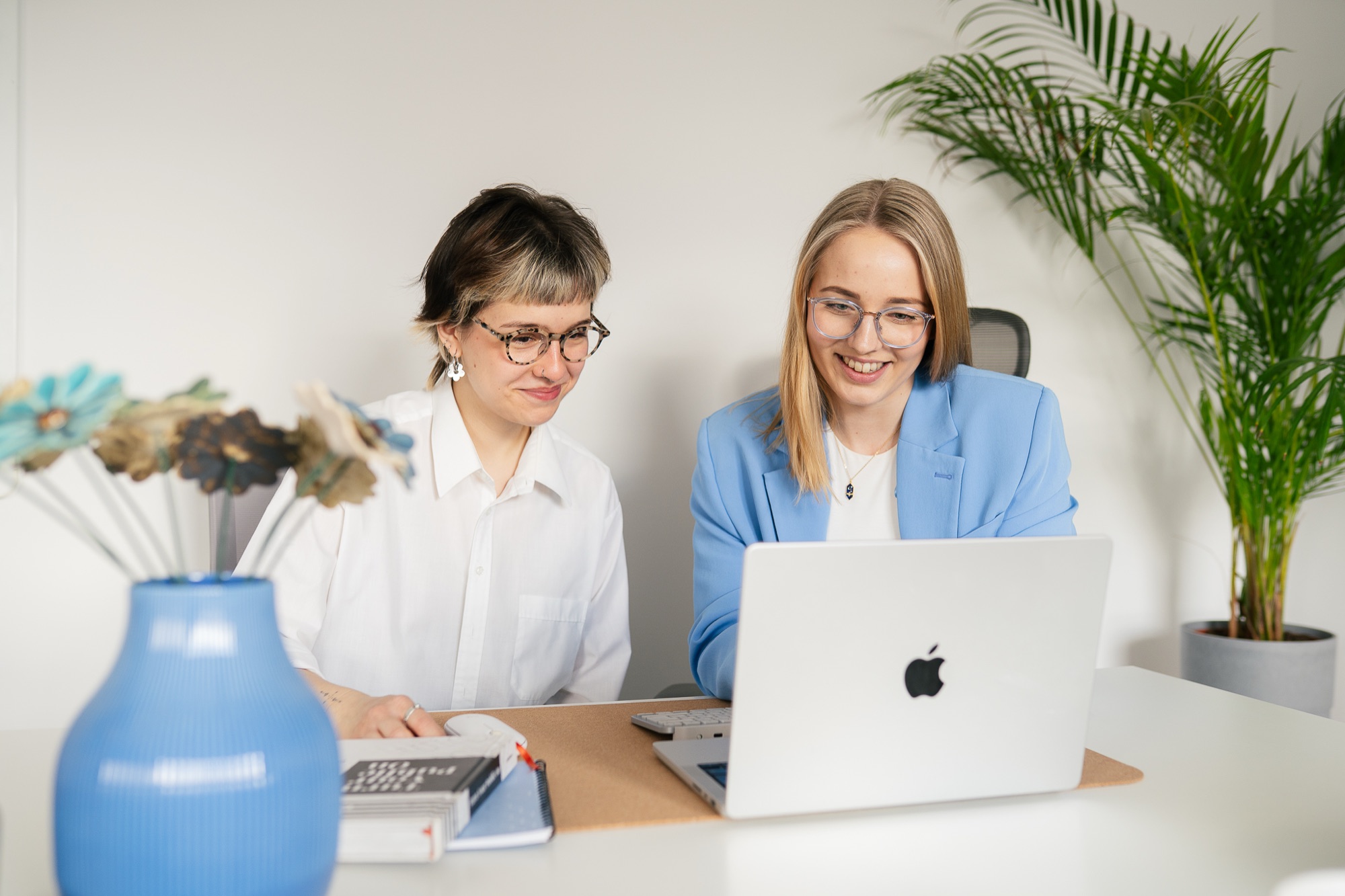 Zespół Beevision planuje kampanię reklamową przy laptopie