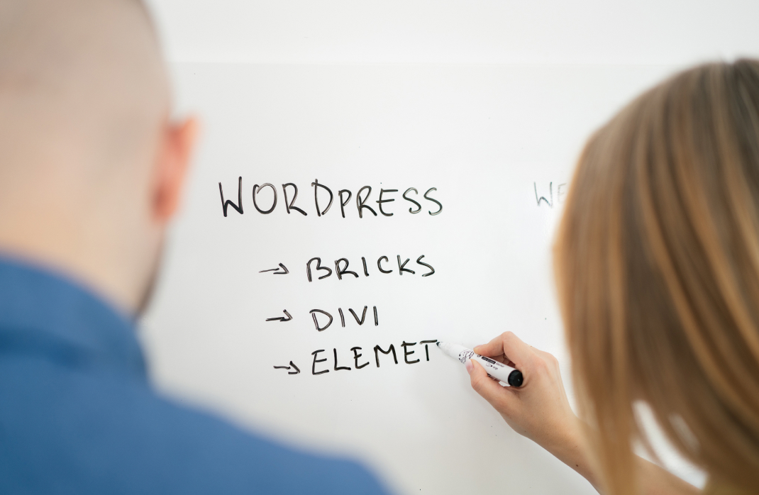 Zespół Beevision rozpisuje na tablicy technologie WordPress: Bricks, Divi, Elementor