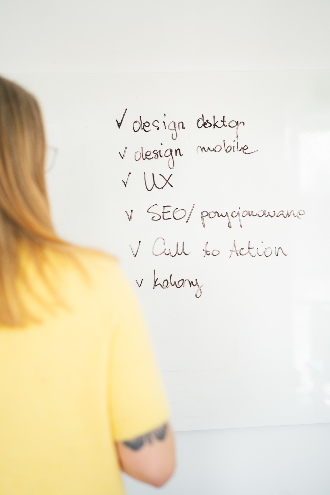Lista elementów dobrej strony na tablicy: design desktop, design mobile, UX, SEO, Call to Action, kolory
