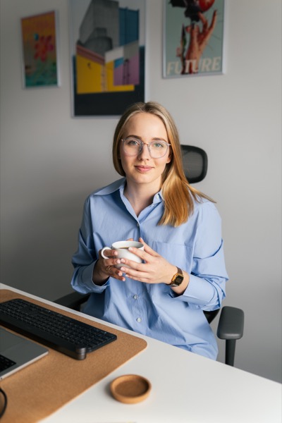 Portret uśmiechniętej członkini zespołu Beevision