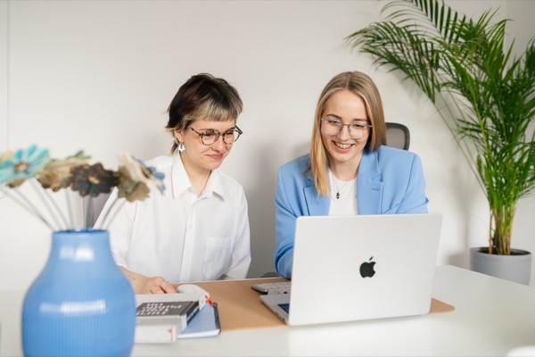 Zespół Beevision rozmawia przy laptopie